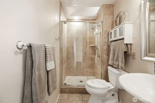 Ensuite bathroom!