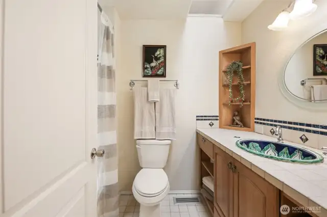 Full main bathroom