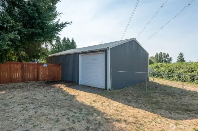 Appx 20' x 40' shop with roll up door