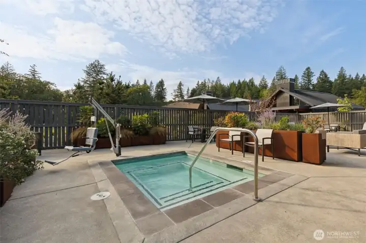 Outdoor spa with lounge area