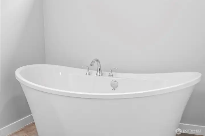 Free standing primary tub