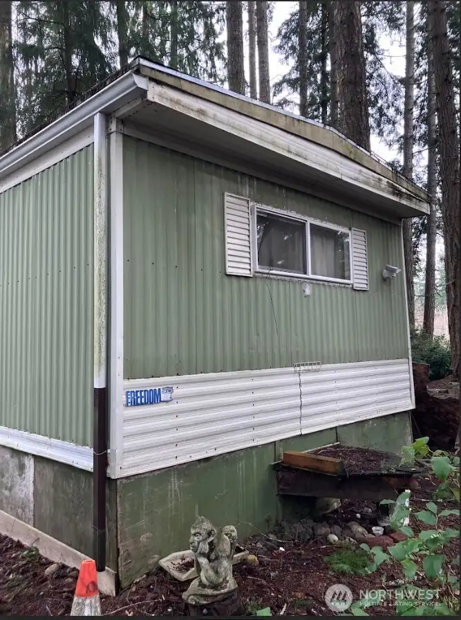 End of singlewide trailer