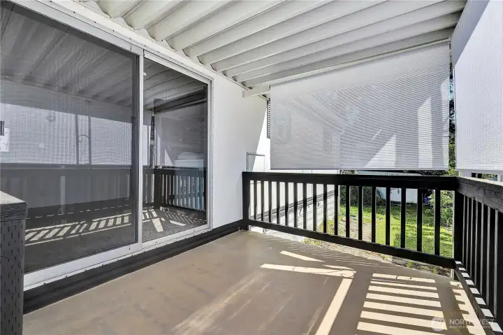 Large back deck with new privacy screens