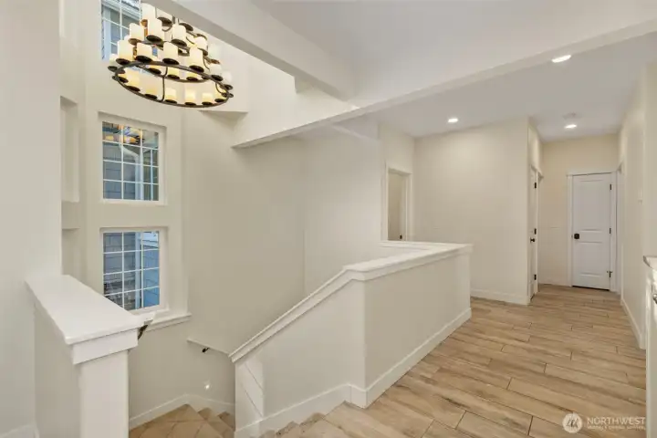 Grande stairwell to the lower level...