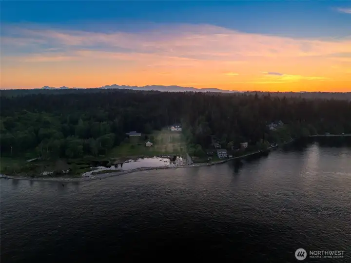 No bank waterfront, acreage, privacy, close proximity to recreational activities, restaurants, and the Kingston ferries, including the fast ferry to Seattle! And if you love the sounds of nature, there's no shortage here!