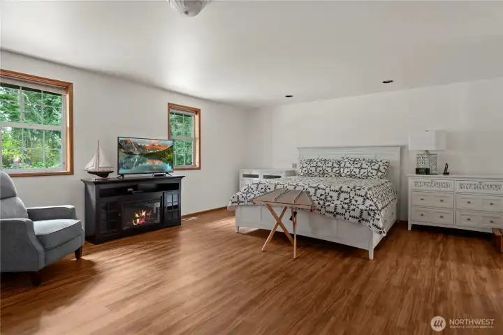 Remodeled primary bedroom, spacious and luxuriant!