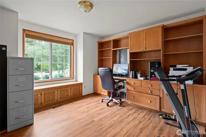 Bedroom three, with built in full wall cabinets as well as a built in window seat. Large window facing the front yard with custom blind. See virtual tour link with 3D walkthrough video and interactive floorplans.