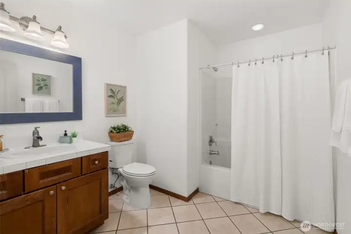 Full bath on main.