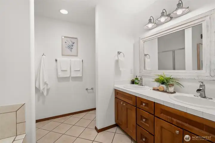 Large ensuite w/ample storage.