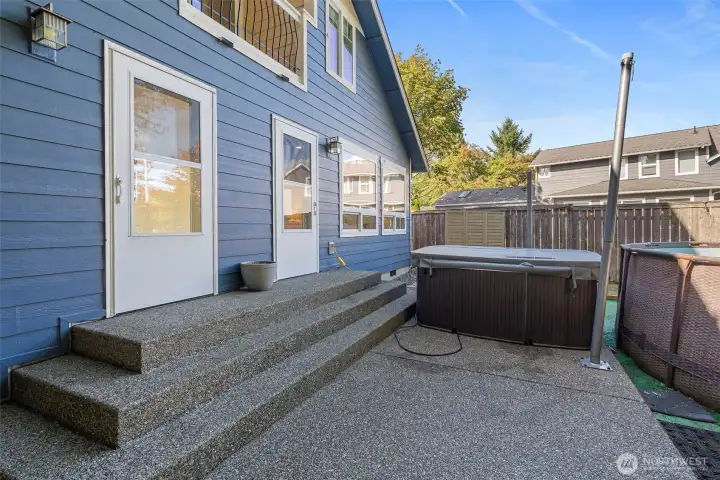 Welcome to the backyard oasis! Hottub, pool and tons of space. Fully fenced.
