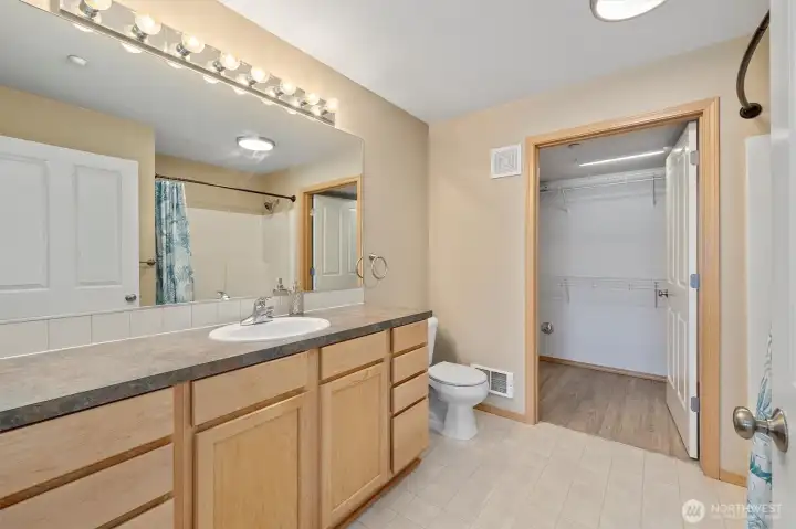 Primary bathroom w/walk in closet