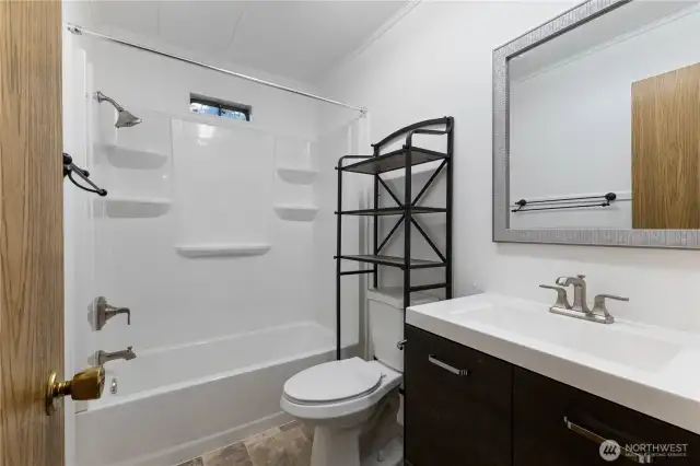 Full hall bath, freshly updated!