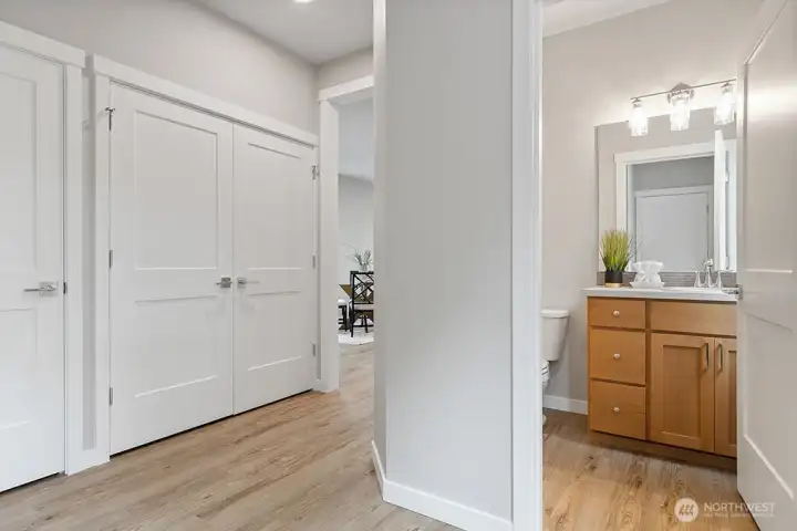 Main Level 1/2 bath