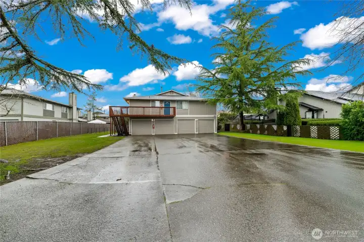 Long and Wide drive way for additional parking