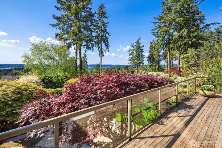Step outside to the gorgeous panoramic views!