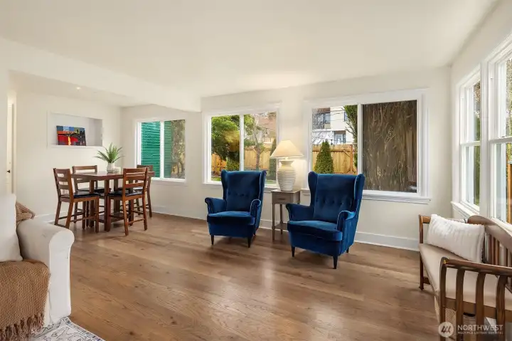 Entry foyer and breakfast nook overlook the fully fenced yard space. Note the beautifully refinished hardwood flooring.