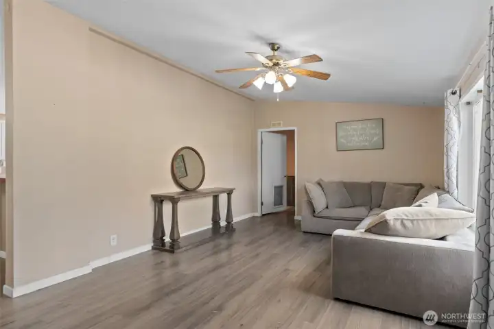 Bonus Living Room-Entry