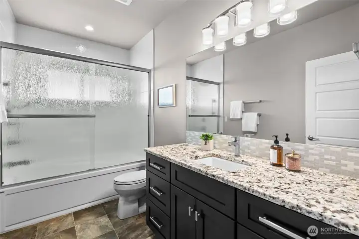 Full Bath in Hallway