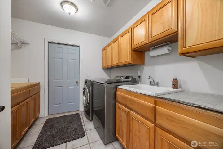 Laundry/Mud Room off triple car garage