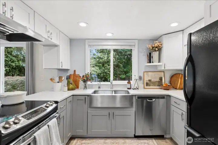 Beautifully updated kitchen, all appliance stay.