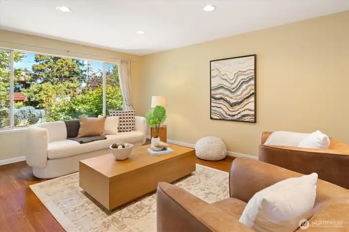 The large living room dazzles with its spaciousness and green-filled vistas. The large living room dazzles with its spaciousness and green-filled vistas.