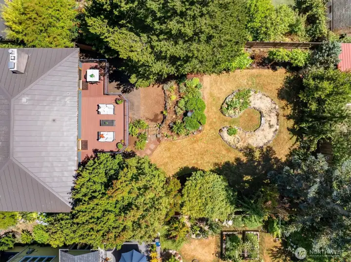 The circlular organic garden in the middle features both fruits, vegetables and seasonal flowers. The circlular organic garden in the middle features both fruits, vegetables and seasonal flowers.