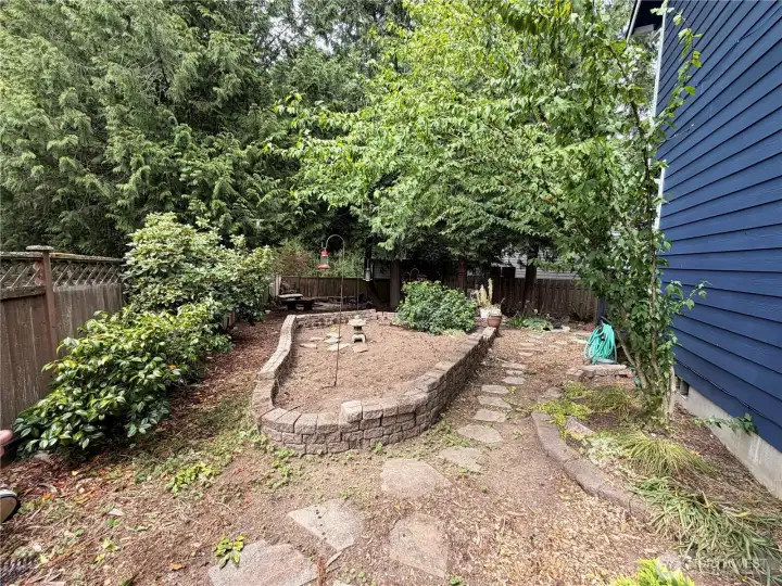 Large Natural Area to let your imagination roam and grow. Large Natural Area to let your imagination roam and grow.