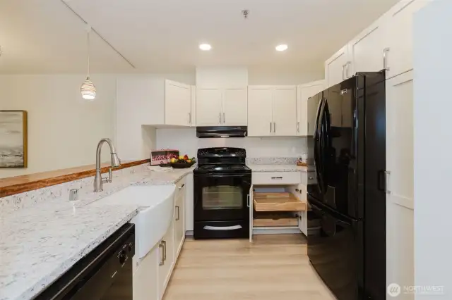 Convenient pull-out drawers. Lots of storage.