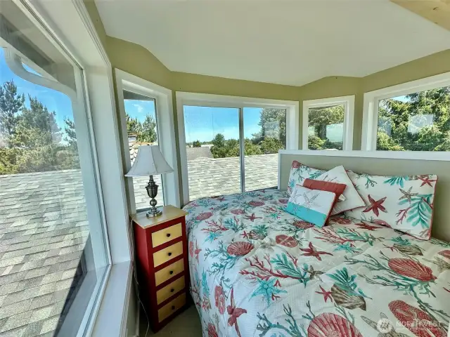 Adorable viewing tower! Perfect for watching sunsets and fireworks!