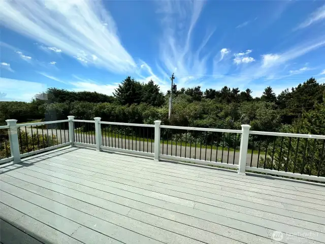 Large expansive deck for entertaining