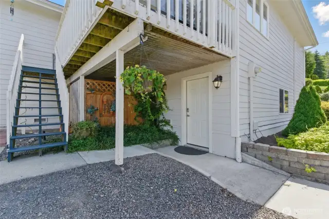 Lower entrance to apartment