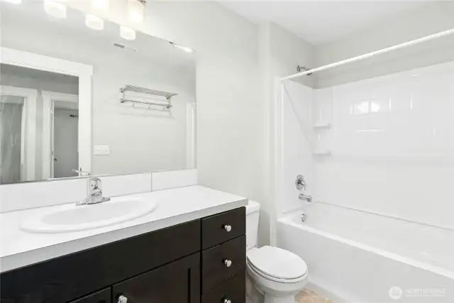 Large main bathroom with room for everyone.