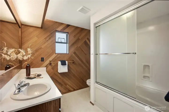 Second floor main bathroom with jetted tub