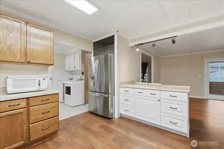 Open bright kitchen, great space for gourmet cooking