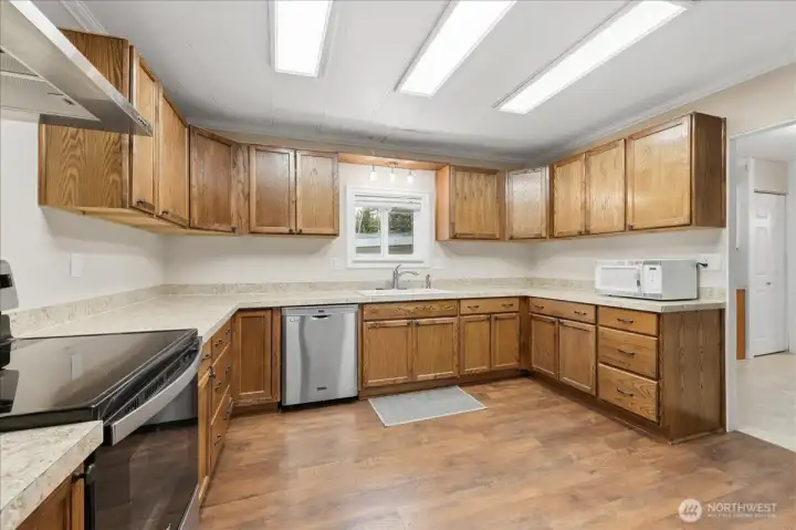 Another view of great kitchen