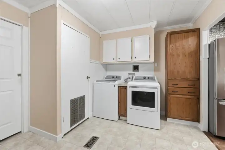 Large laundry room lots of storage