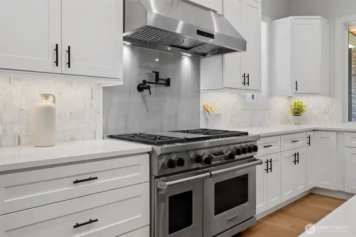Wolf 6-Burner range and griddle. Pancakes anyone?