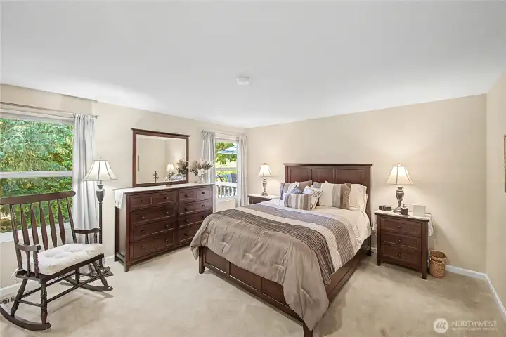 Large primary bedroom.