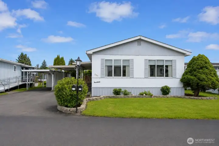 3 bedroom 1 full bath and a 3/4 bath, well maintained senior community, great place to enjoy retirement, over 55 community