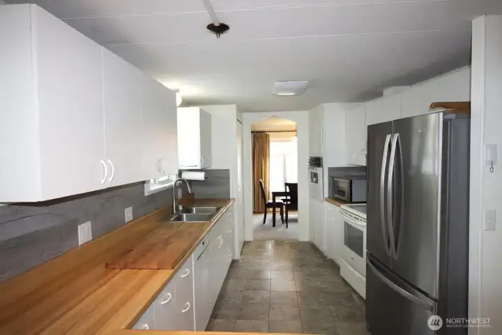 Spacious kitchen, lots of counter space