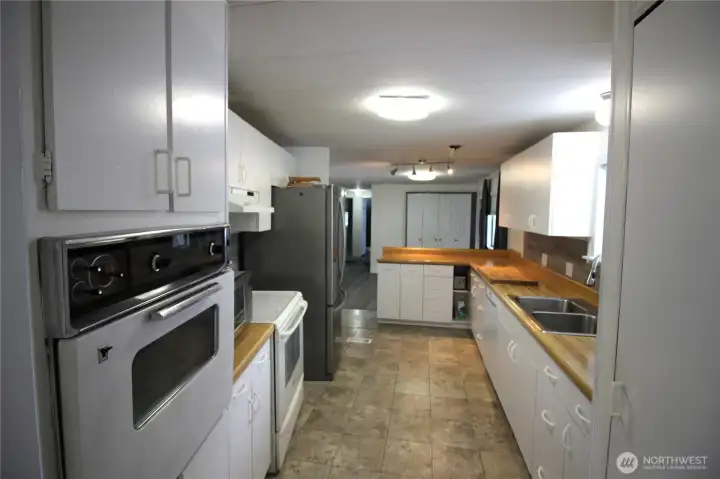 Spacious kitchen, lots of counter space