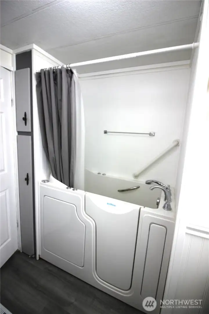 Walk in handicap tub