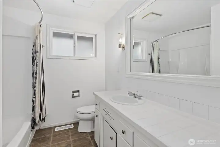 Full bath off the hallway