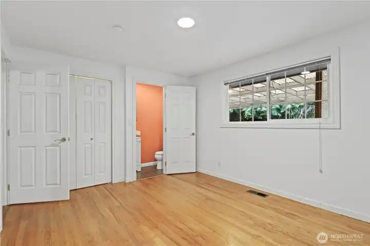 1//2 bath ensuite
