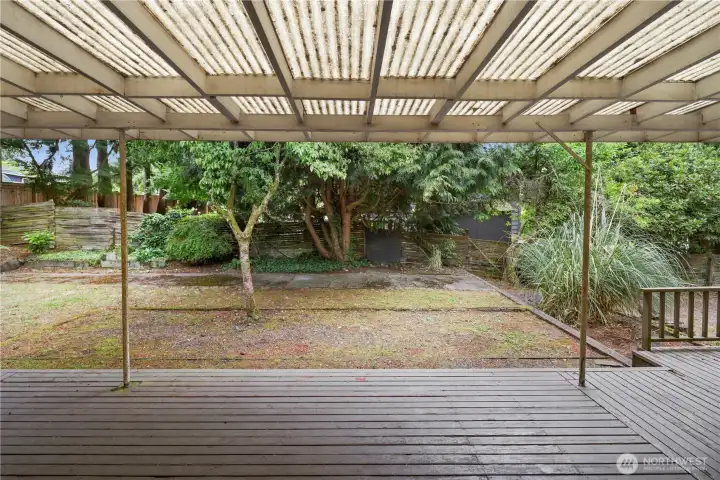 Covered deck off the dining/kitchen