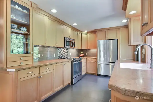 I simply love everything about this kitchen! The custom cabinets are gorgeous, the full tile backsplash, included stainless steel appliances, the crown molding! Under counter lighting as well.