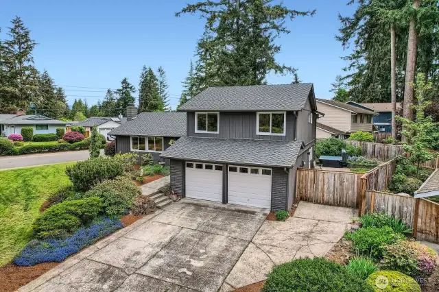 Front of home with ample parking