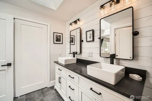 Primary bath w/ two walk-in closets