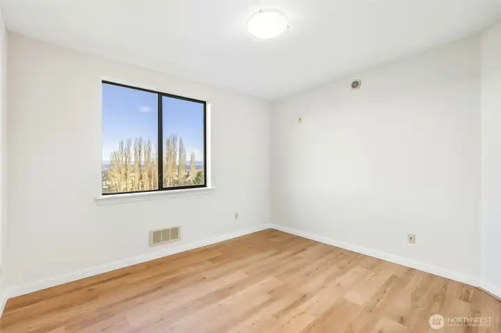 Second bedroom.