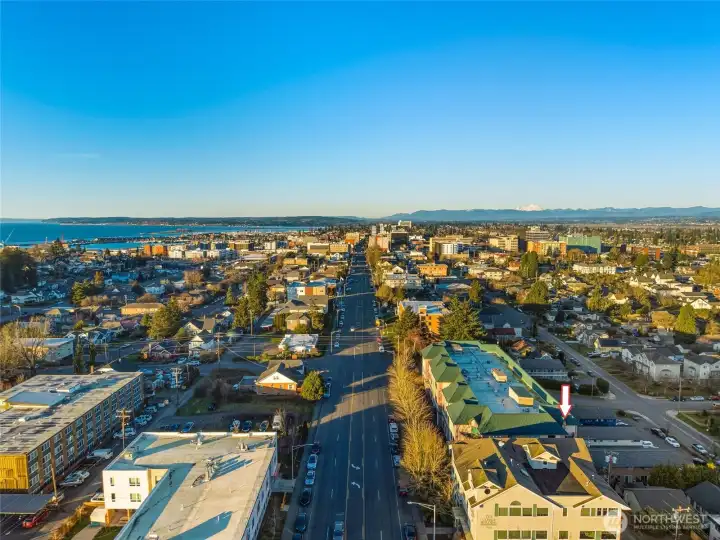 Only a few blocks from the shops, dining, and amenities of downtown Everett.
